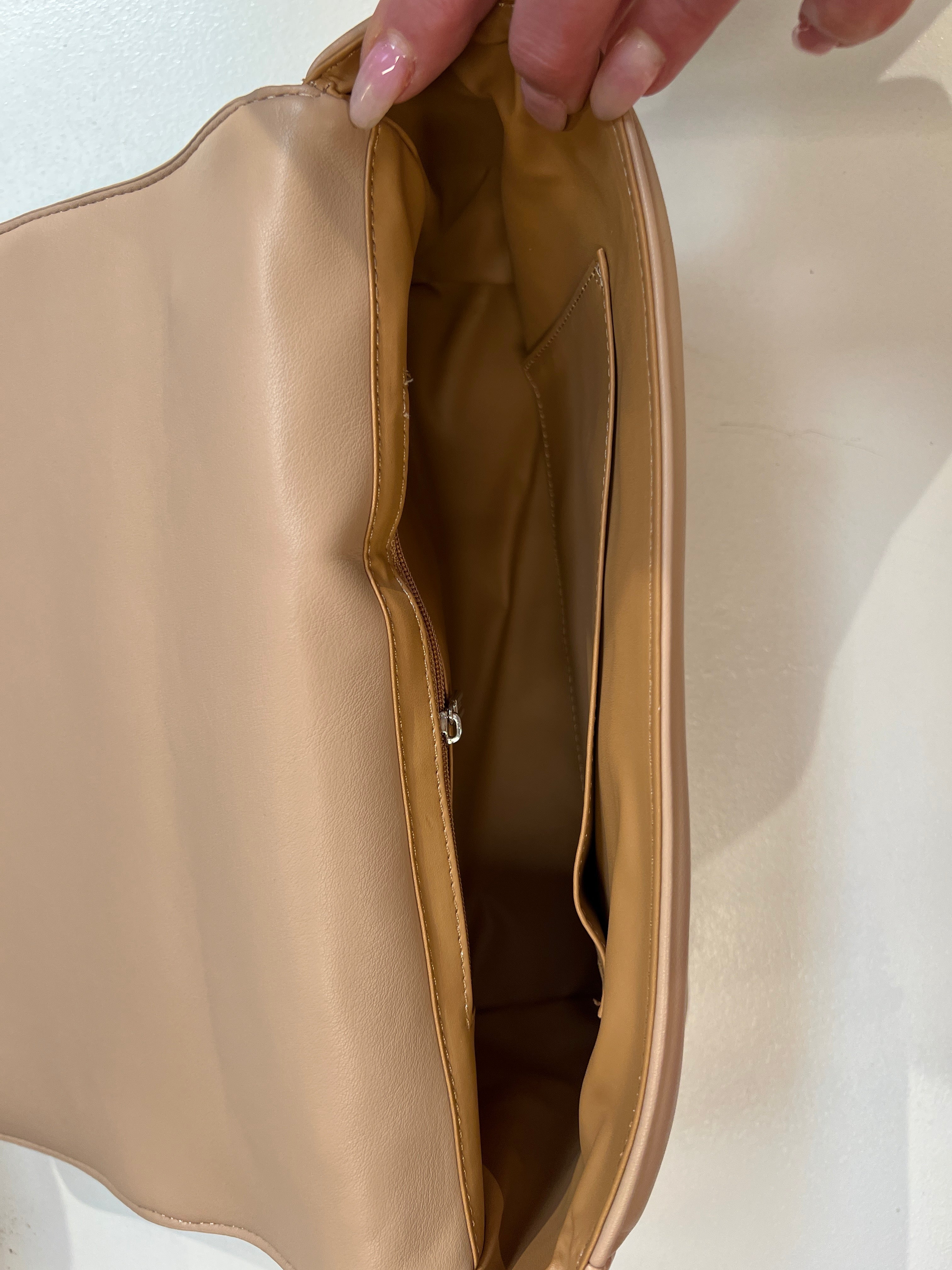 Hallie - Stor crossbag med sølv kæde og lukning